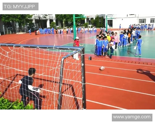 足球巨星为小球迷送上暖心惊喜温情瞬间点亮梦想之路