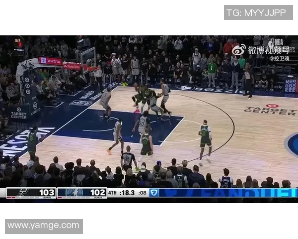 足球球星背身一对一精彩对决 展现超强控球与突破能力